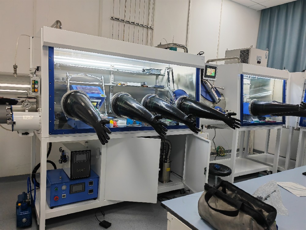 Инженеры TMAX устанавливают специализированное аккумуляторное оборудование в Шанхайском университете Цзяотун